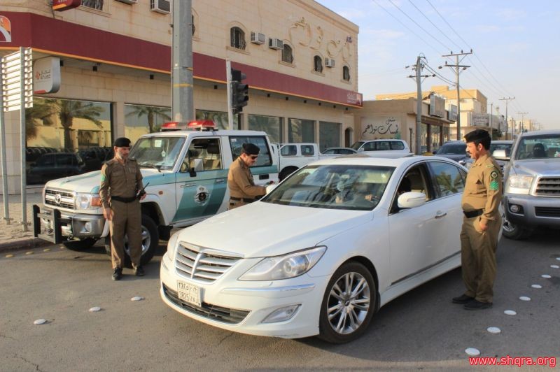  مرور شقراء يستقبل العام الدراسي بتوزيع الورود على سائقي السيارات وإرشادات السلامة المرورية