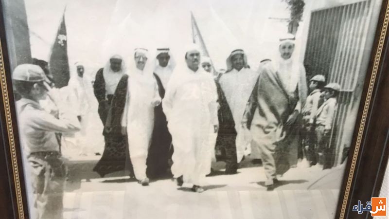  الامير محمد العبدالله الفيصل في زيارة لمدرسة ابوبكر الصديق الابتدائية بشقراء عام 1394 هـ ويظهر في الصورة مدير المدرسة محمد بن عبدالله الحسين