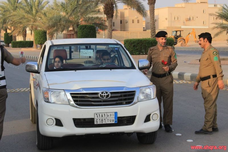  مرور شقراء يستقبل العام الدراسي بتوزيع الورود على سائقي السيارات وإرشادات السلامة المرورية