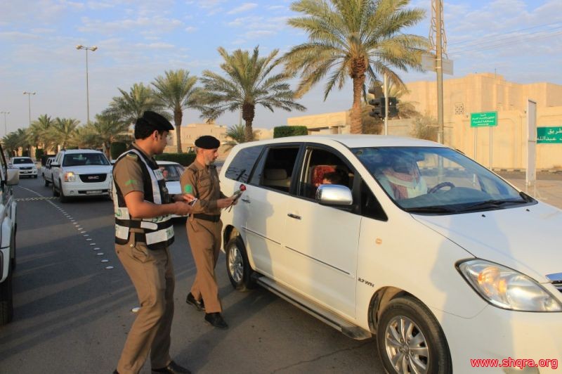  مرور شقراء يستقبل العام الدراسي بتوزيع الورود على سائقي السيارات وإرشادات السلامة المرورية