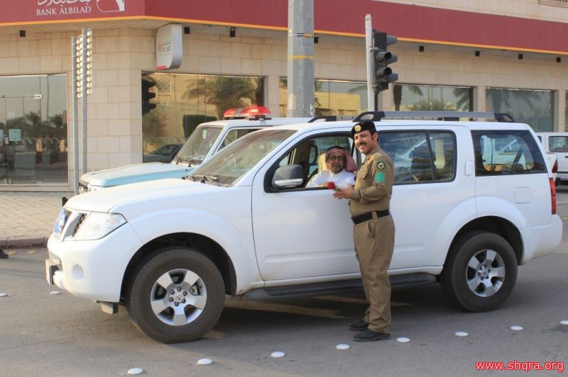  مرور شقراء يستقبل العام الدراسي بتوزيع الورود على سائقي السيارات وإرشادات السلامة المرورية