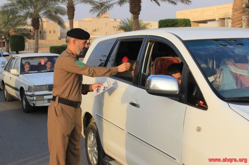  مرور شقراء يستقبل العام الدراسي بتوزيع الورود على سائقي السيارات وإرشادات السلامة المرورية