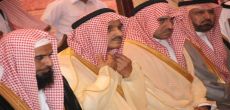 أمير الرياض ونائبه يؤديان صلاة الظهر والعصر في جامع المهنا