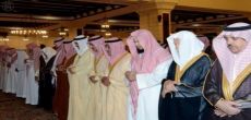النائب الثاني ومعه أمير الرياض ووزير الشؤون البلدية يؤدون صلاة الميت على الشيخ الحصين