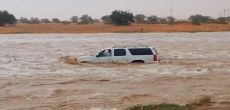 غرق سيارة في شعيب " رماح " بسبب تهور ولا مبالاة السائق رغم التحذير ! ( فيديو )