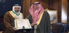 سمو نائب وزير الخارجية يقلد السفير عبدالعزيز الغدير وسام الملك عبد العزيز من الدرجة الممتازة