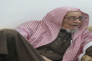 الشيخ علي الطويل إلى رحمة الله (موعد الصلاة ومكان العزاء وأرقام الاتصال)