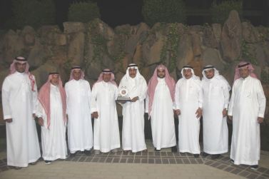 الشيخ عبدالله بن عبدالرحمن الجميح يحتفي بإدارة نادي الوشم و يدعم خزينته بستين الف ريال