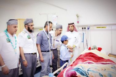 الكشافة يعايدون المرضى المنومين بمستشفى شقراء العام
