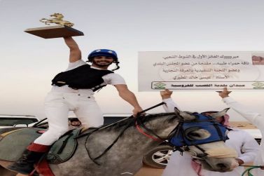 الفارس مبارك ناصر الغربي يحقق المركز الأول في شوط الشعبي في سباق الفروسية بالقصب