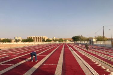 إدارة جامع المهنا وإدارة المساجد تجهز مصلى العيد بالمكبرات الصوتية والسجاد