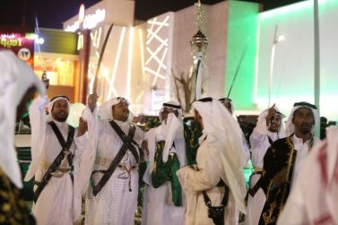 البساتين مول بشقراء يحتفي بمناسبة اليوم الوطني بالعرضة السعودية والفلكلورات الشعبية