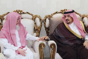 أمير الرياض يزور الشيخ منصور الجوفان في منزله بشقراء