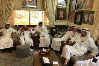محافظ شقراء يزور الشيخ محمد بن حمد العيسى في منزله في الرياض