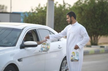 شباب أشيقر يوزعون الإفطار على المسافرين