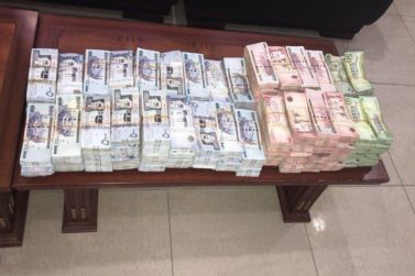 شرطة الرياض‬⁩ تقبض على عصابة السطو المسلح لسيارة نقل الأموال وتكشف ثلاث حالات سطو لنفس العصابة بمبالغ تجاوزت 26 مليون
