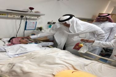 محافظ شقراء يعايد المرضى المنومين في المستشفى