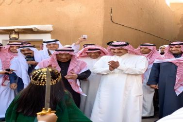 الأمير سعود بن نايف يزور فعاليات لجنة التنمية النسائية في سوق المجلس في القرية التاريخية بشقراء