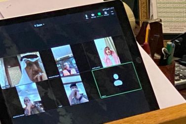 عبر الإتصال المرئي محافظ شقراء يجتمع بلجنة متابعة أزمة كورونا في المحافظة