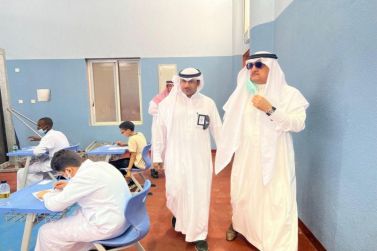محافظ شقراء  يتفقد سير الاختبارات في مدارس المحافظة