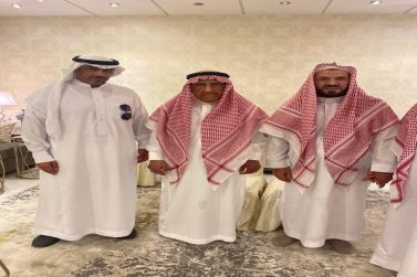 الشيخ : حمد الجميح يزور مدير التعليم مقدماً العزاء في وفاة والدته