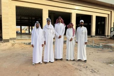 محافظ شقراء يقف ميدانياً على جامع المانع بعد إعادة بنائه